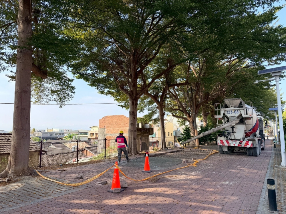 社區景觀步道改善工程,施工團隊進行公共設施更新與空間整理。
景觀步道改善|公共設施更新|社區景觀工程|空間優化|戶外設施改善