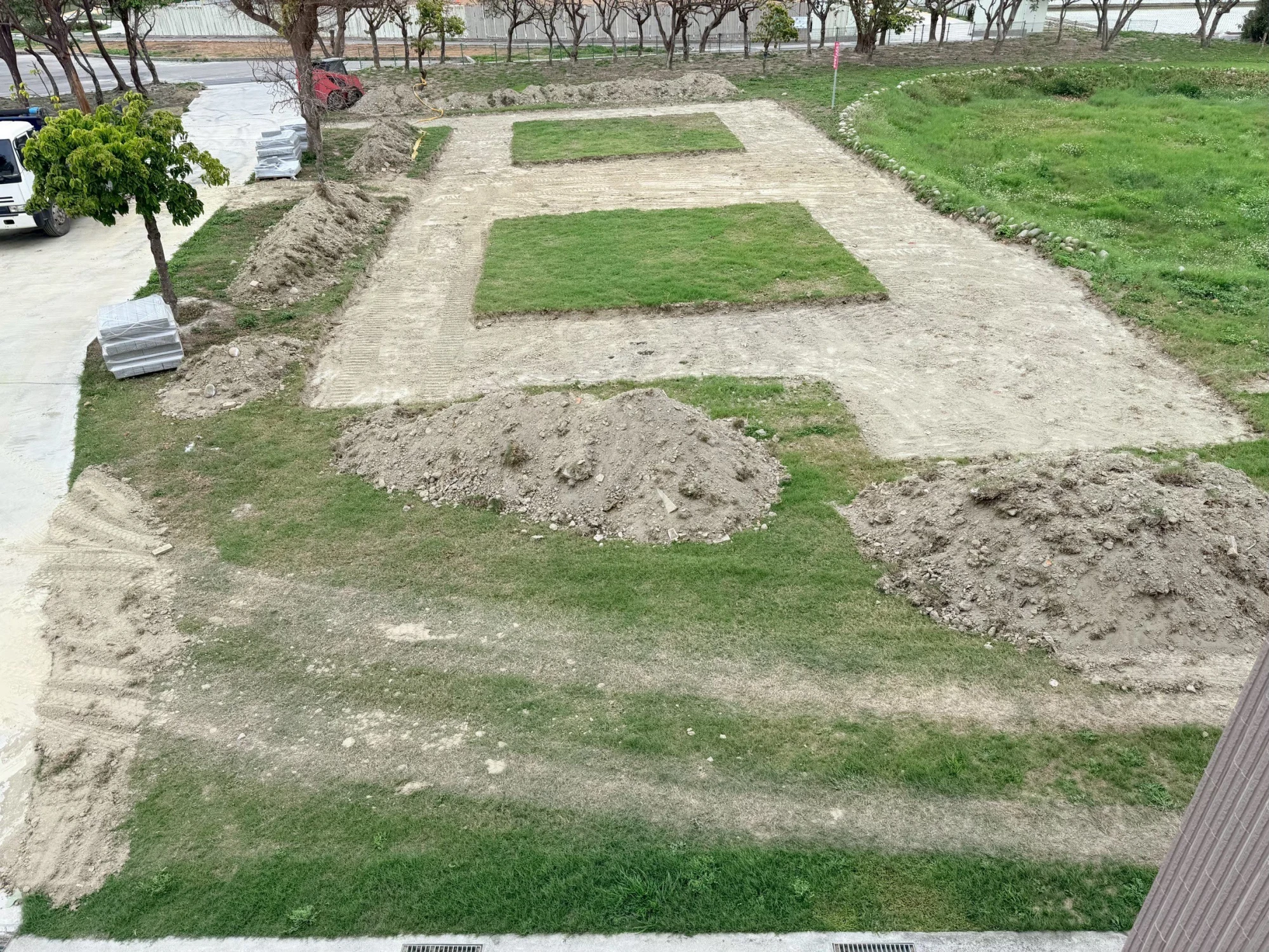依照道路配置完成路基整理,逐步形成機車練習區道路輪廓,並預留中央綠地空間,提升整體使用機能。
道路基礎、公共空間工程、機車練習場、道路配置