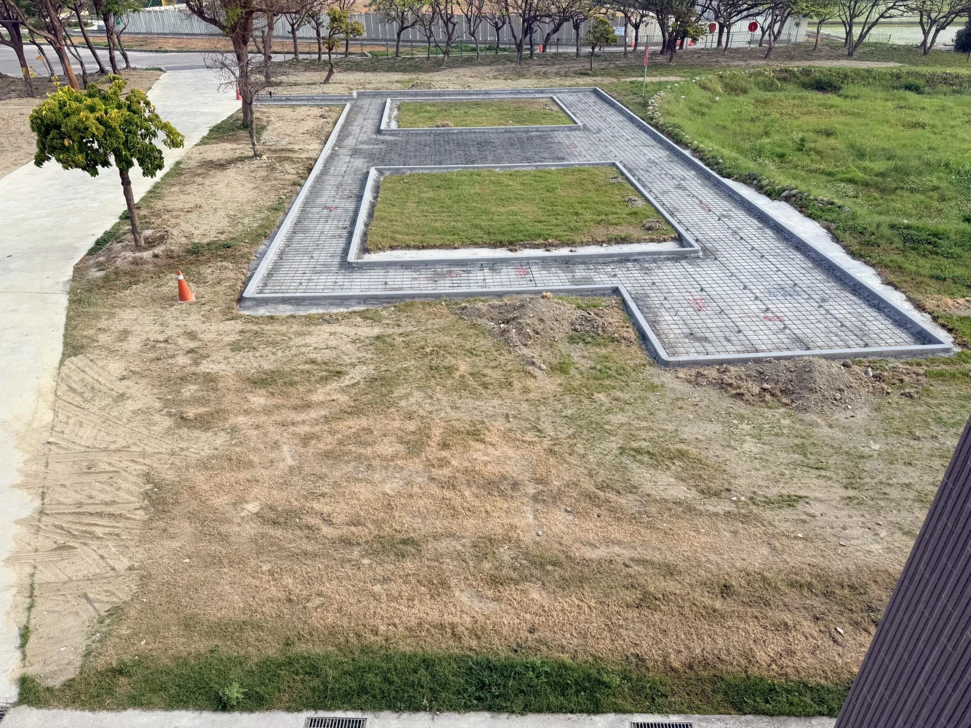 完成模板安裝後,進行鋼筋綁紮與混凝土澆置前準備,提升道路基礎結構強度及耐久性。
模板工程、鋼筋綁紮、混凝土基礎、道路基礎工程