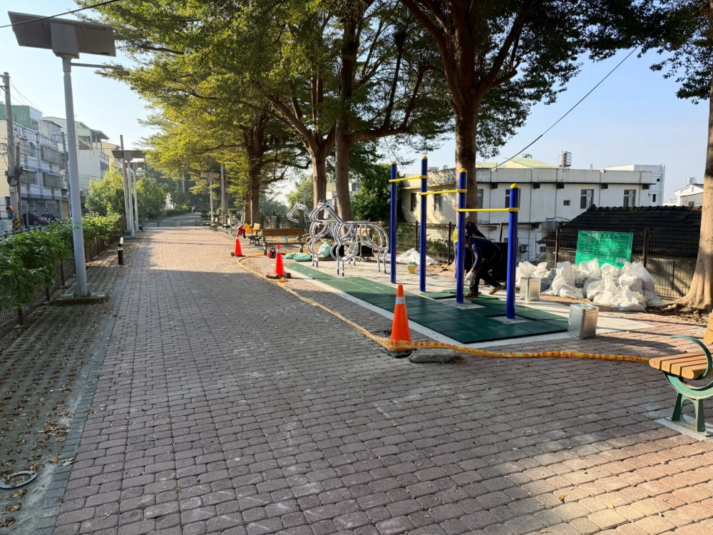 社區公共空間改善完工照,整體步道與遊具區域更加安全舒適。
社區公共空間|景觀步道|遊具設施改善|休憩空間規劃|社區綠美化