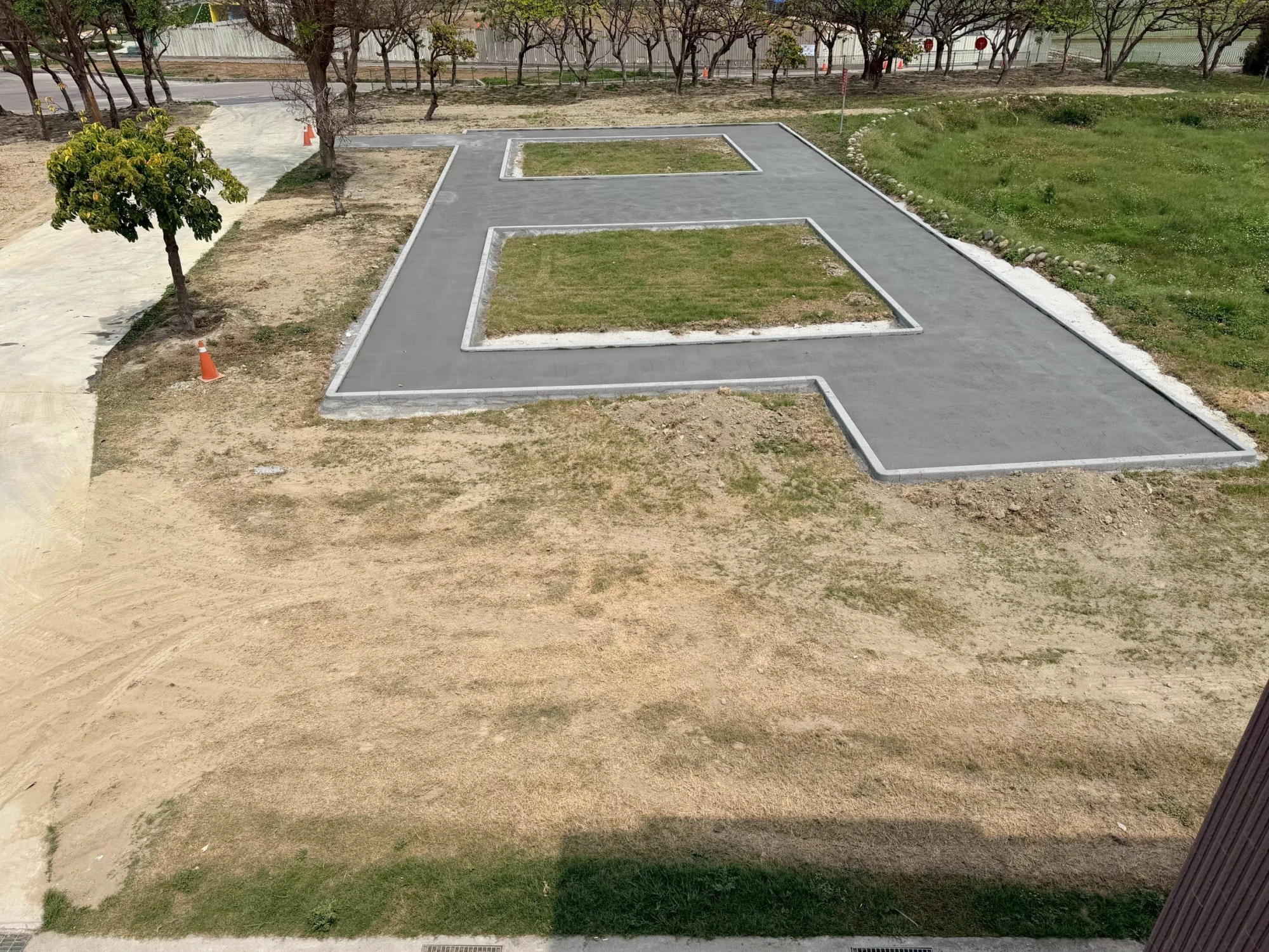 混凝土澆置完成後,形成穩固的道路基礎,並依設計尺寸完成路緣及道路框架,作為瀝青鋪設基底。
混凝土施工、混凝土基礎、道路基礎、公共工程品質
