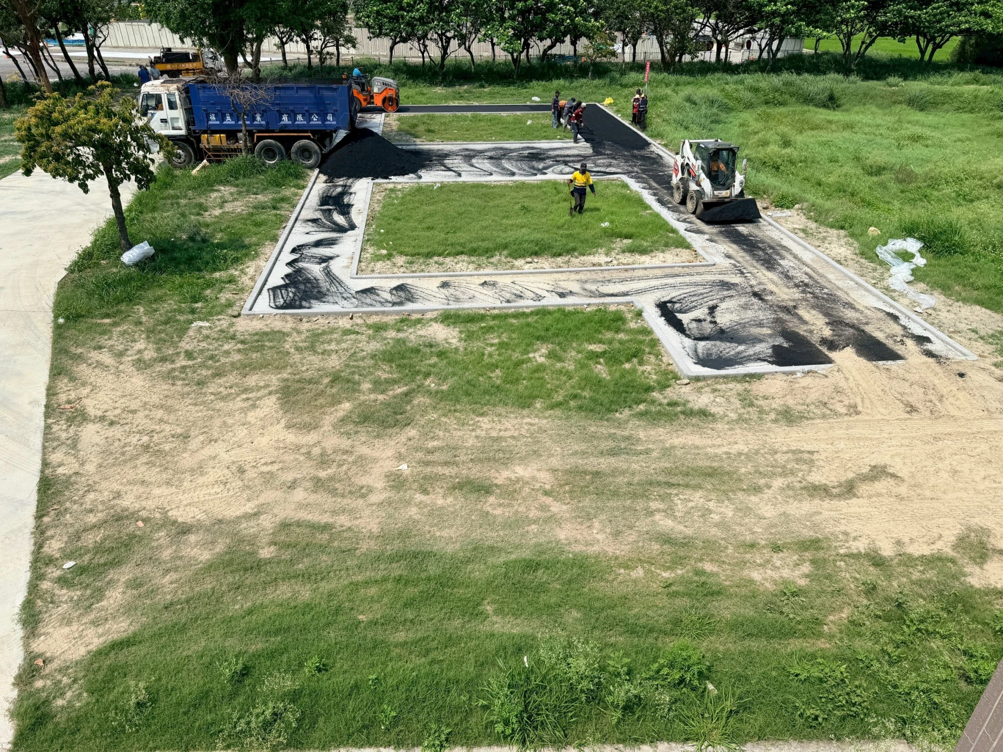 進行瀝青混凝土鋪築作業,依施工流程均勻鋪設道路面層,提升鋪面平整度與耐久性。
瀝青鋪設、瀝青混凝土、道路鋪面工程、公共道路施工