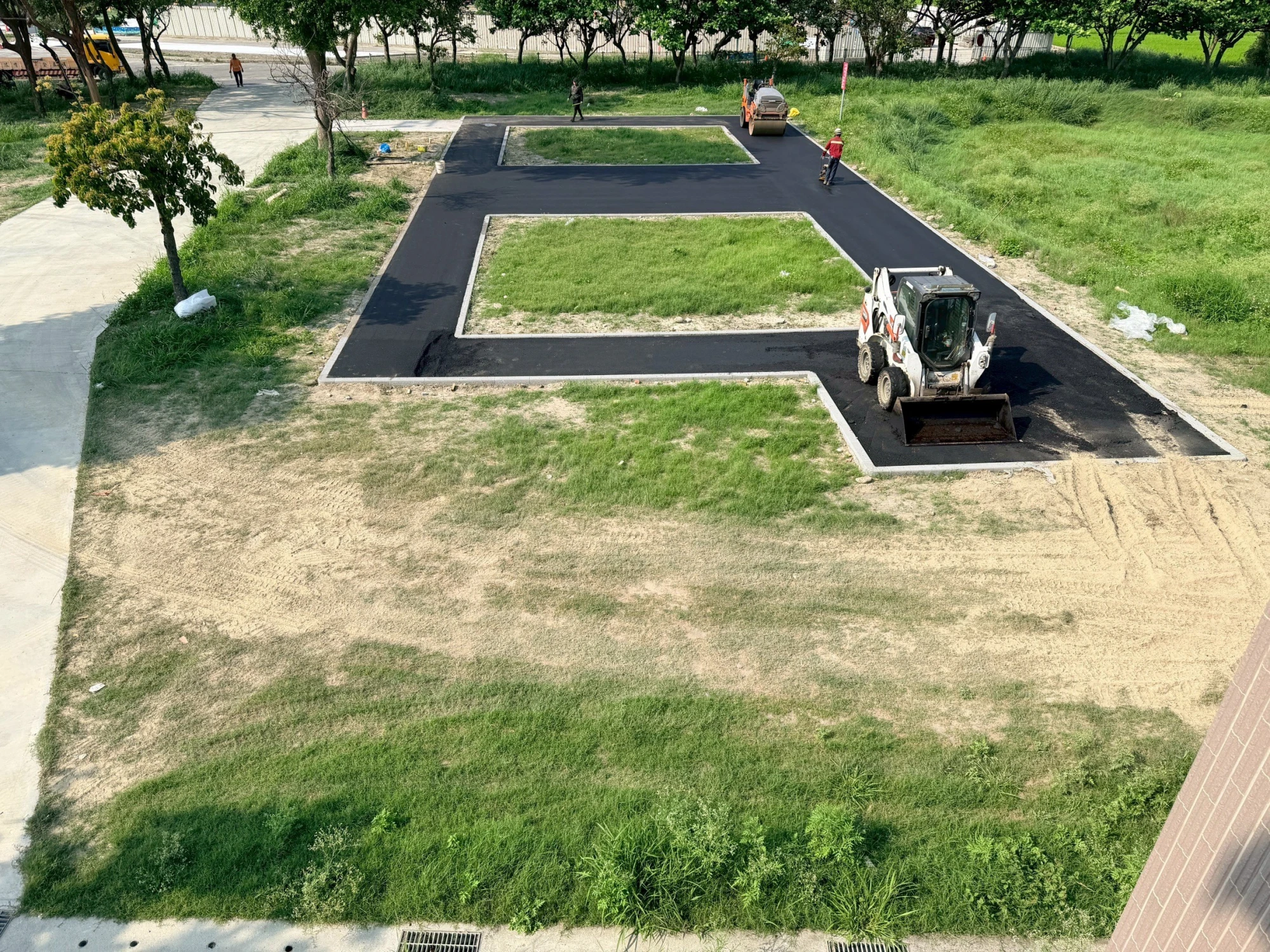 利用施工機具完成瀝青整平與壓實,確保道路密實度、平整度及整體施工品質。
瀝青壓實、道路整平、鋪面施工、道路工程