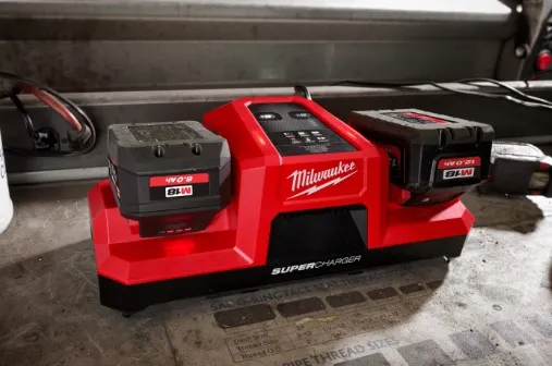 M18™ 雙口超級充電器 M18 DBSC