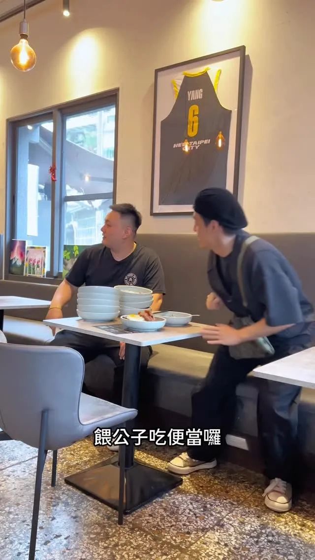 來人阿~ 餵公子吃便當囉!