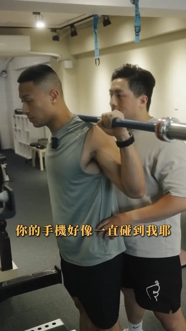手機的位置太靠近了～教練-短影片代操/台中短影片代操