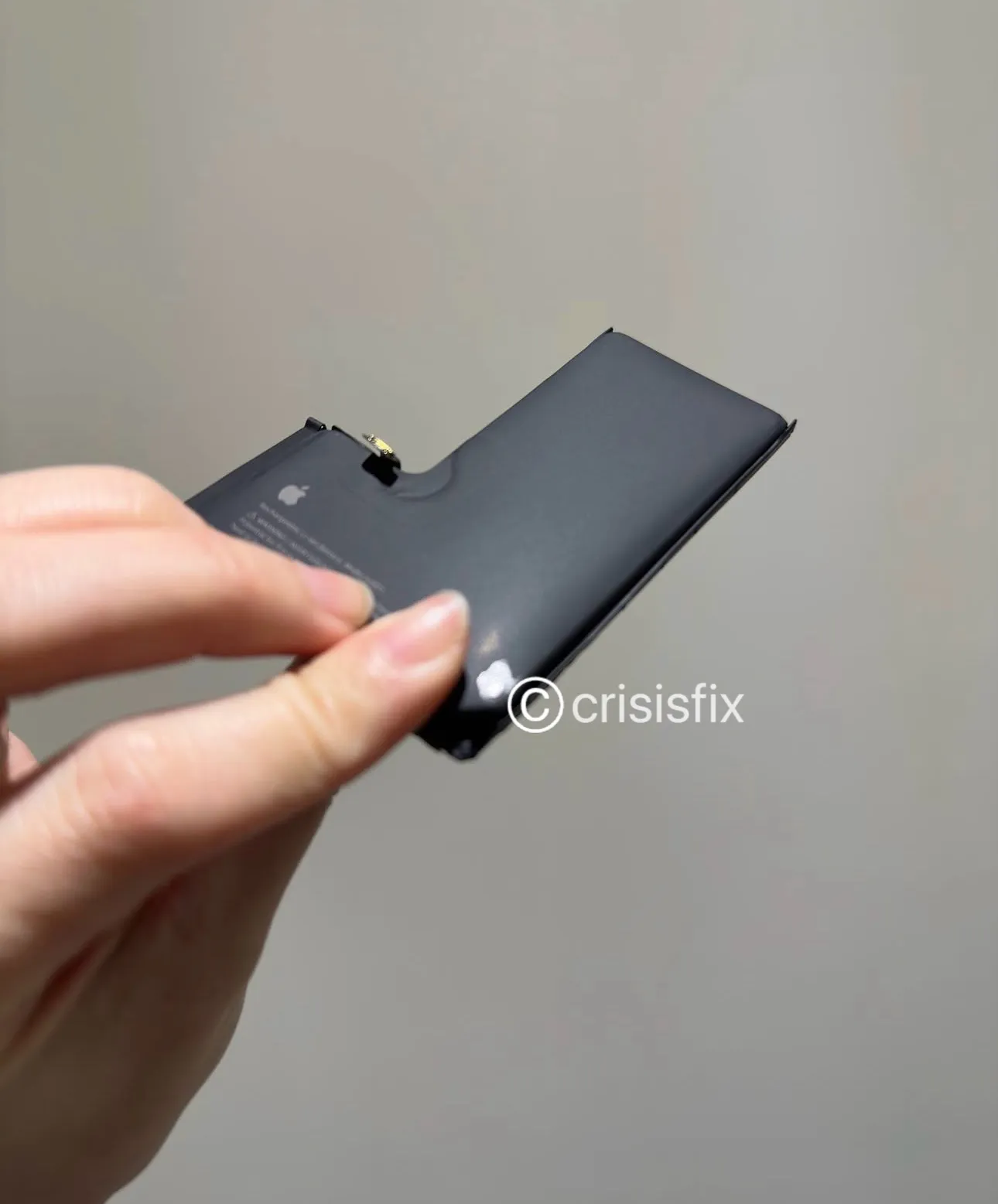 iPhone 15 Pro 電池腫得像麵包？別等螢幕撐破才後悔！