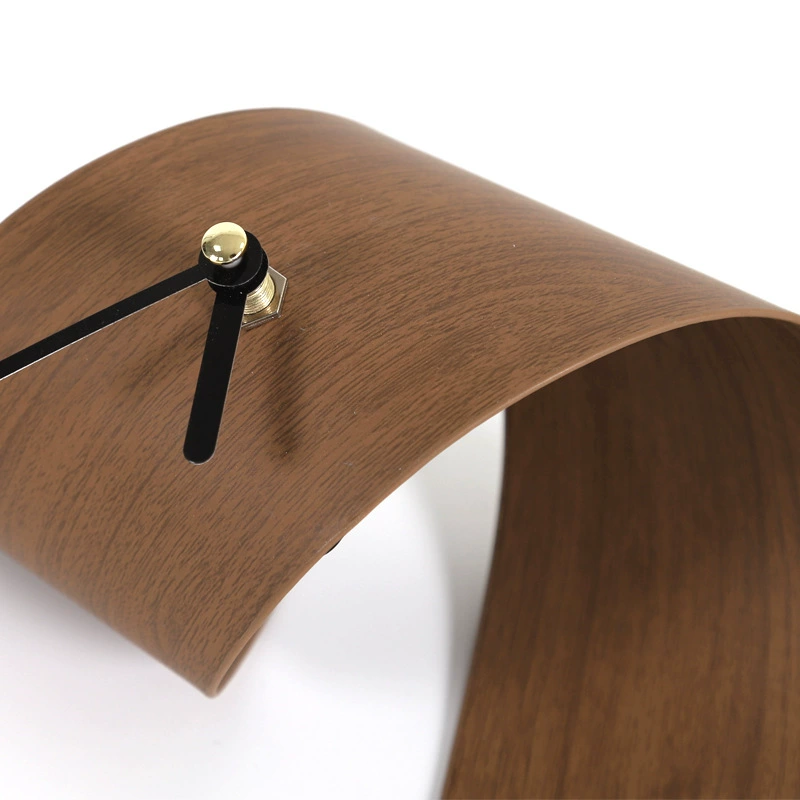 現代極簡木紋皮革金屬卷片座鐘擺件扭曲鐘樣板間桌面抽象時鐘裝飾