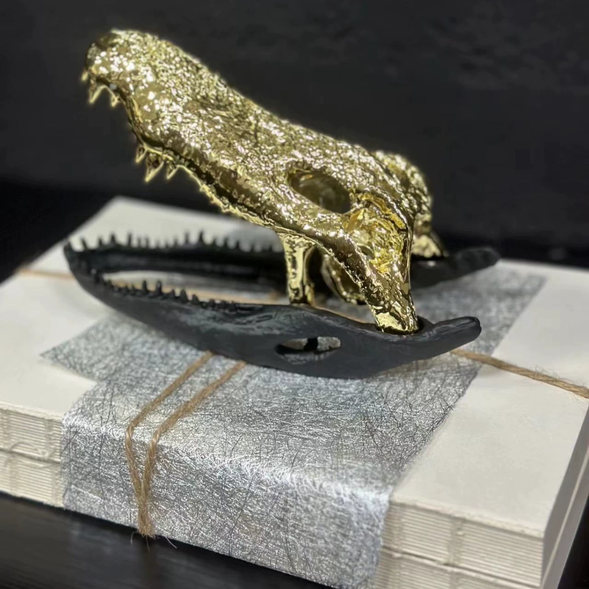 現代輕奢電鍍金色恐龍頭骨侏羅紀造型擺件創意金屬樣板間桌面擺件