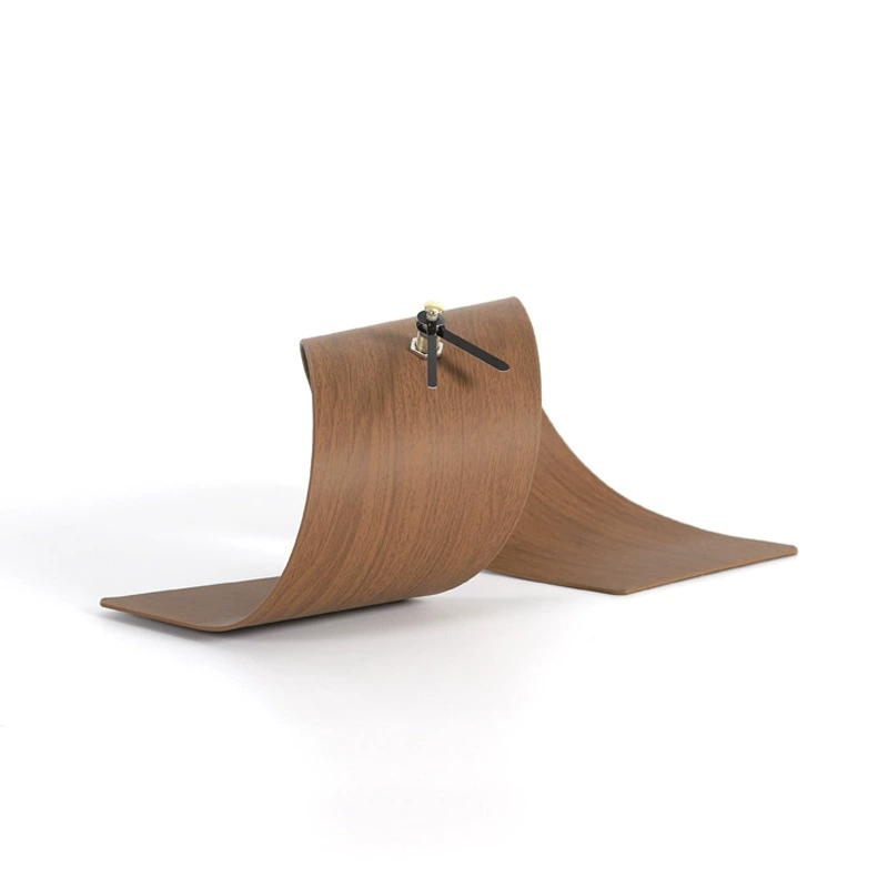 現代極簡木紋皮革金屬卷片座鐘擺件扭曲鐘樣板間桌面抽象時鐘裝飾