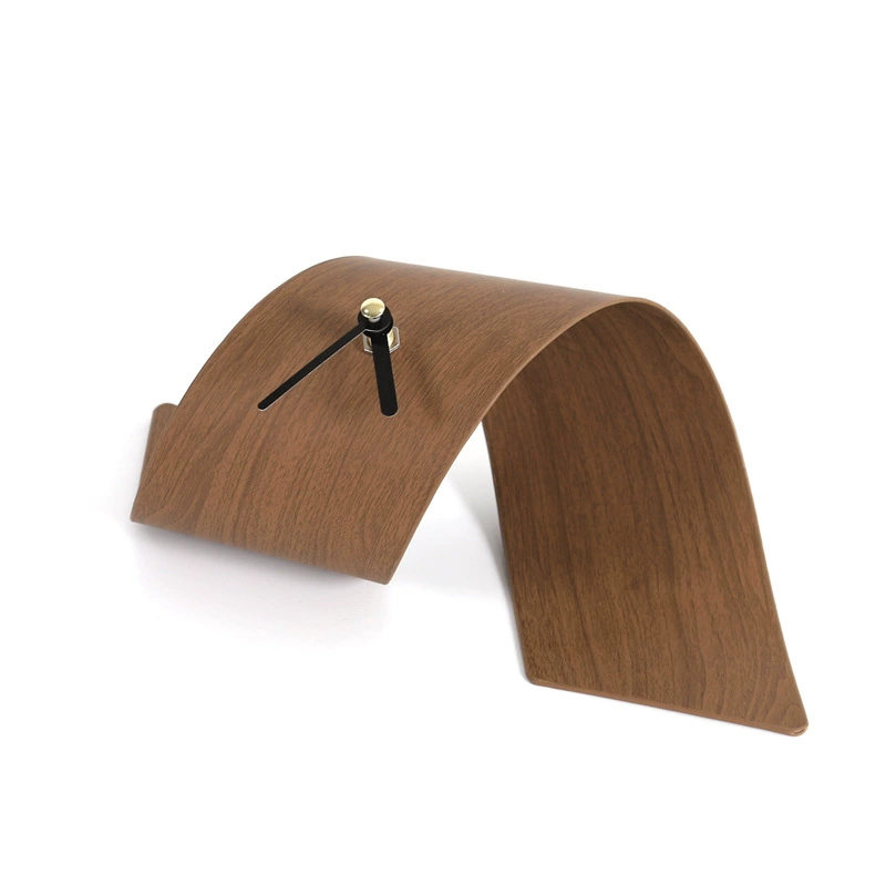 現代極簡木紋皮革金屬卷片座鐘擺件扭曲鐘樣板間桌面抽象時鐘裝飾