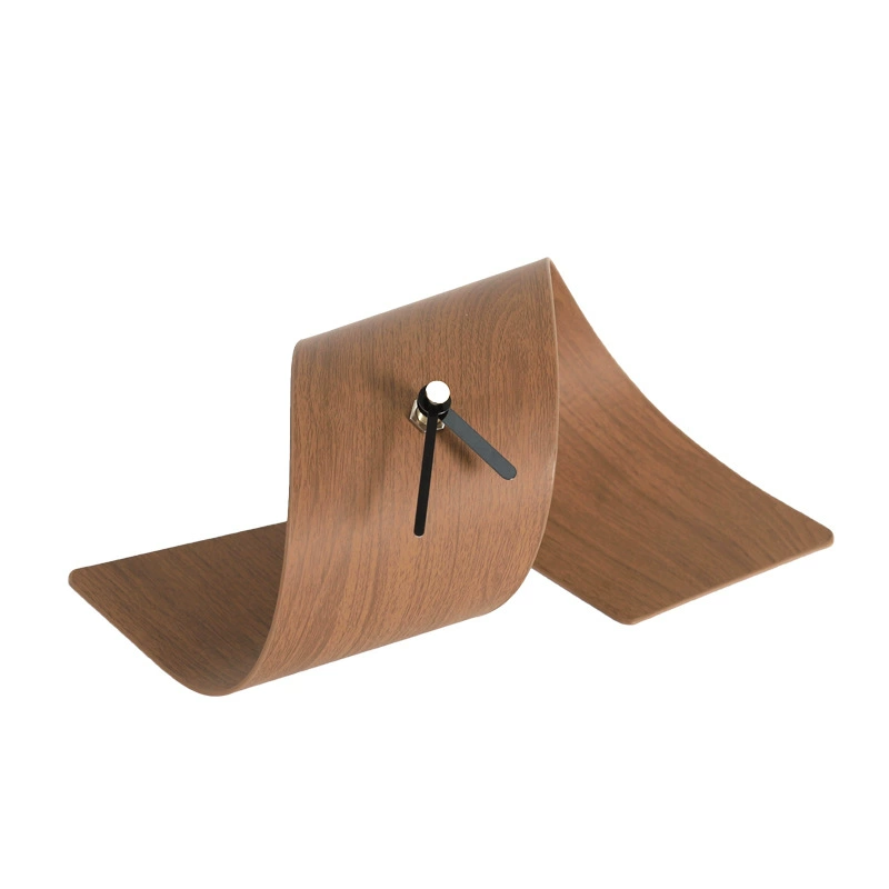 現代極簡木紋皮革金屬卷片座鐘擺件扭曲鐘樣板間桌面抽象時鐘裝飾