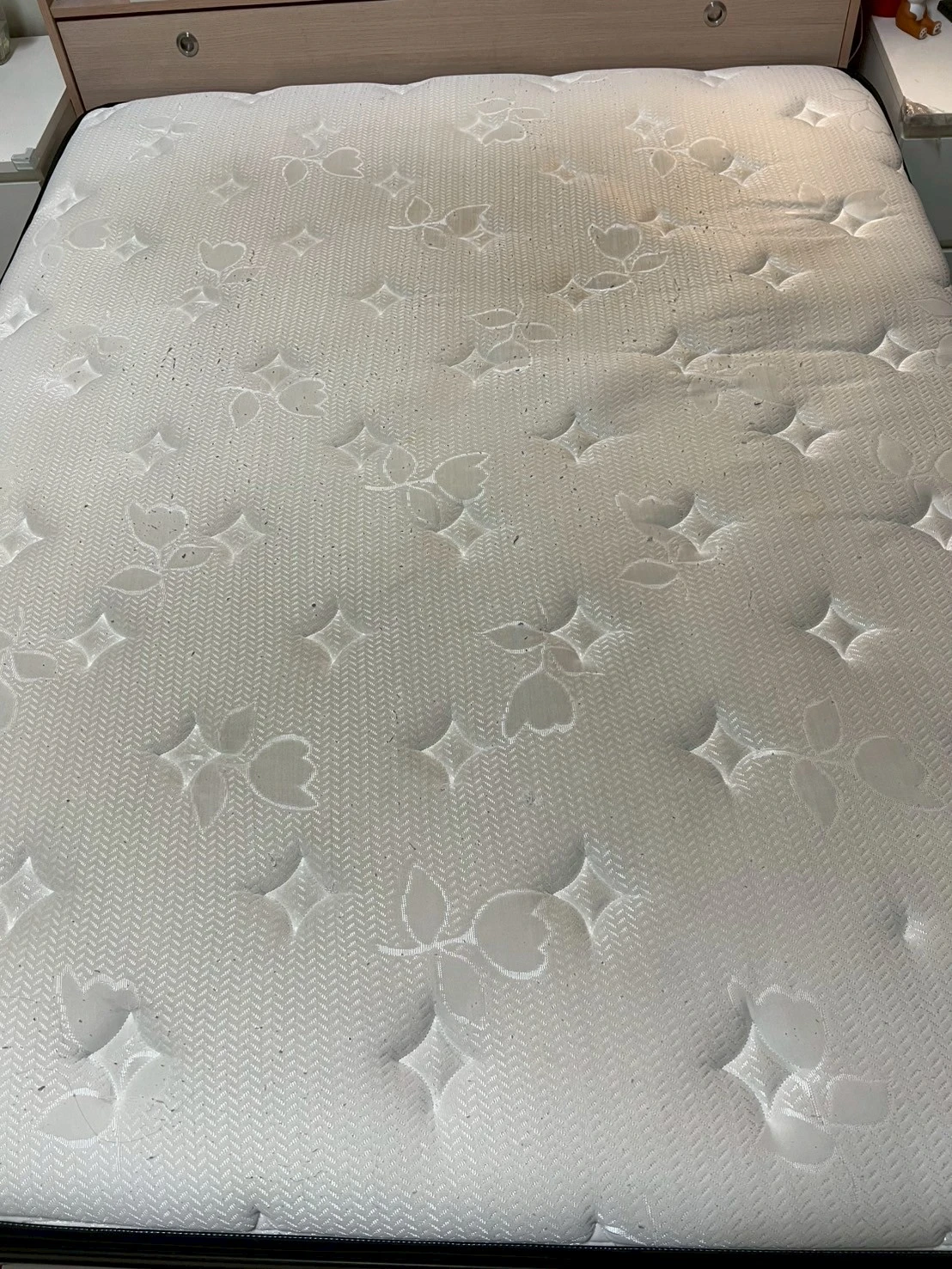床墊看起來乾淨還需要除蟎嗎？汗漬、皮屑與塵蟎藏在表面之下 – 台北床墊清潔｜新北床墊除蟎