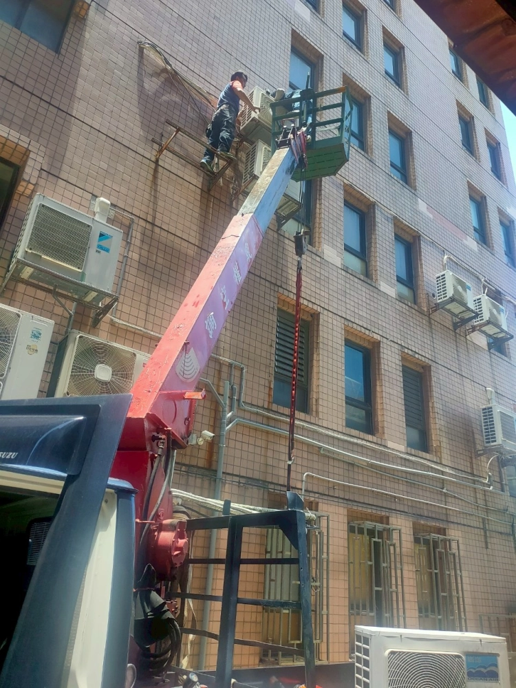 特殊冷氣安裝高空作業吊桿車蜘蛛人配備