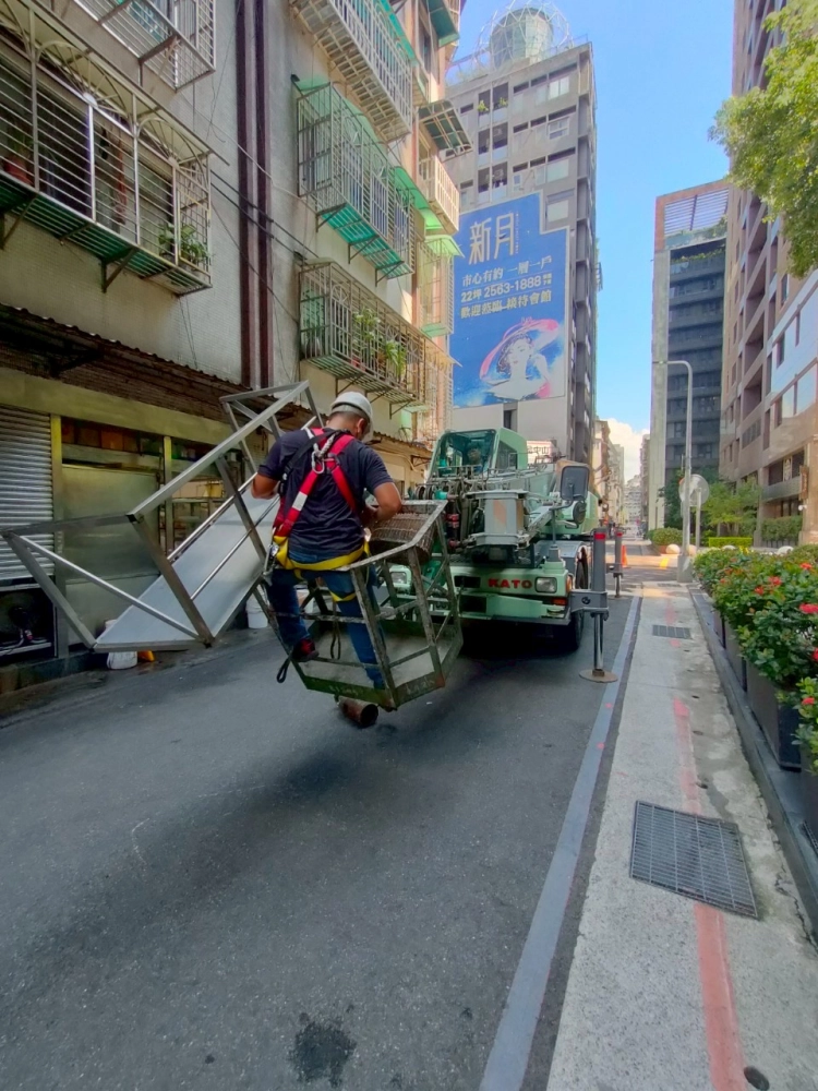 特殊冷氣安裝高空作業吊桿車蜘蛛人配備