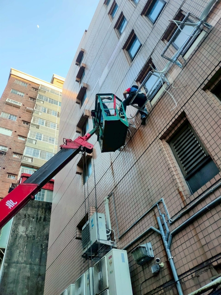 特殊冷氣安裝高空作業吊桿車蜘蛛人配備