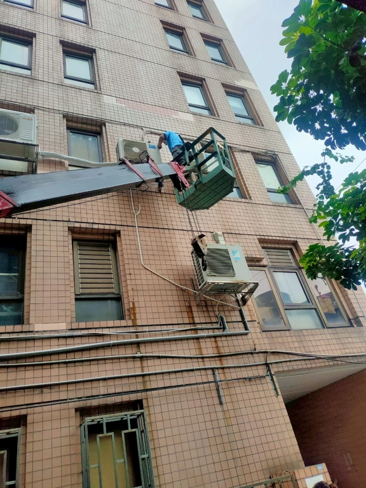 特殊冷氣安裝高空作業吊桿車蜘蛛人配備