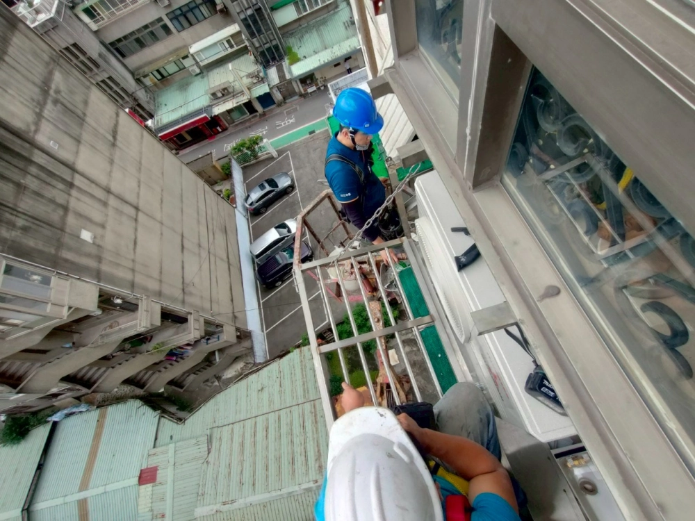 特殊冷氣安裝高空作業吊桿車蜘蛛人配備