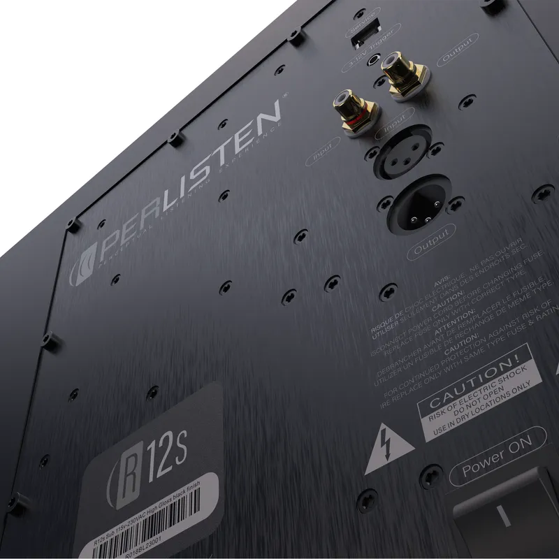 PERLISTEN® R12S 超低音揚聲器 小巧機身，強勁低音。 請來電洽詢