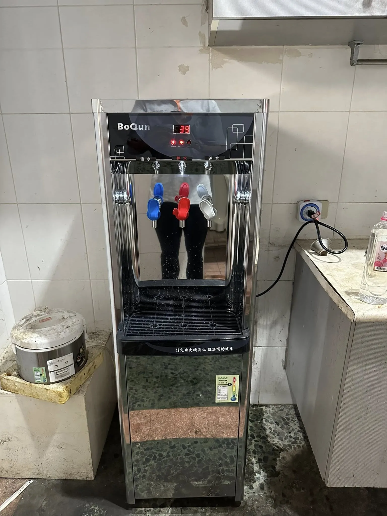 嘉義縣水上鄉新樺鋼鐵工業股份有限公司-安裝博群牌三溫直立式飲水機