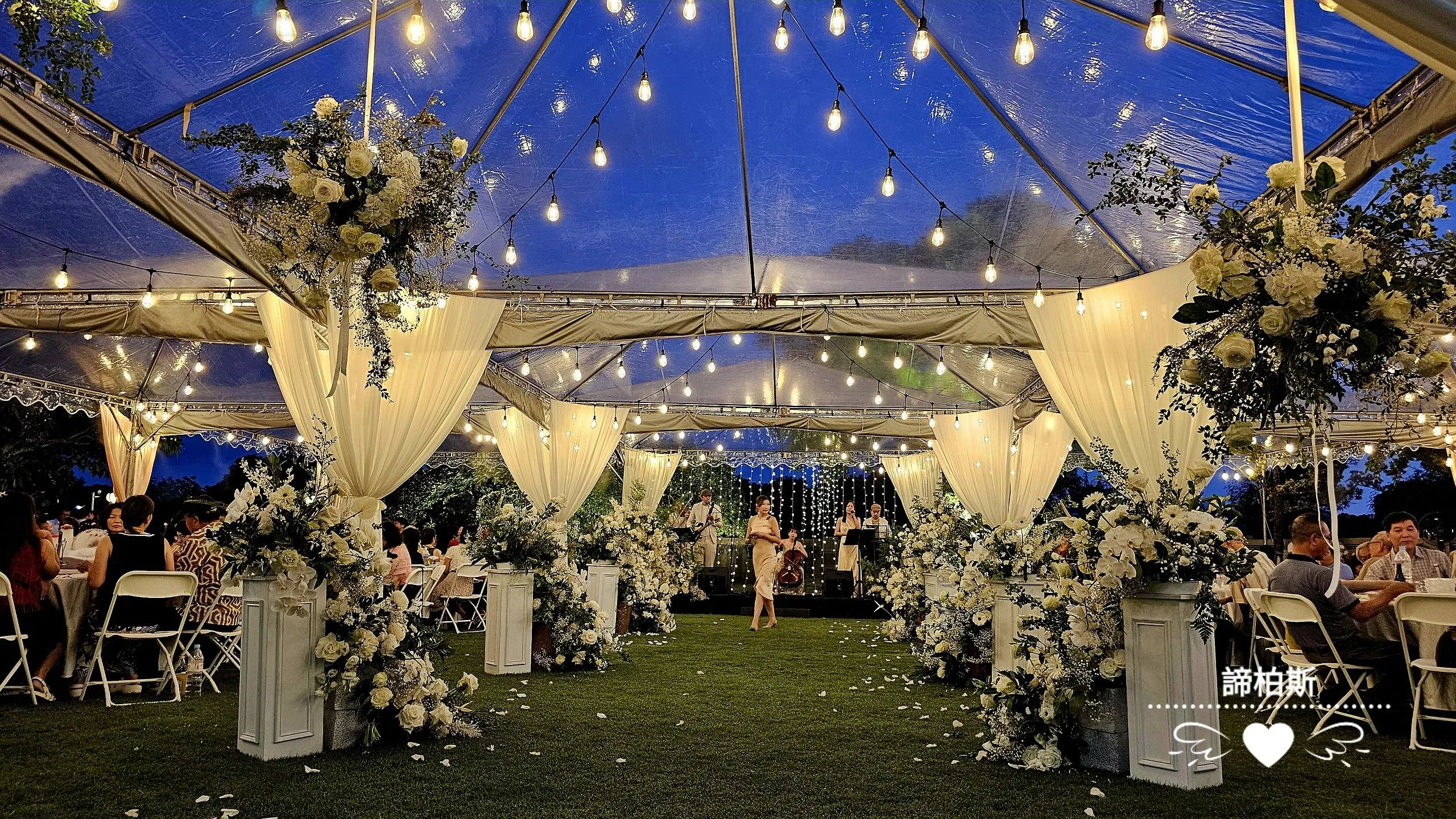 戶外婚禮遇到雨天帳棚內燈串紗幔佈置  