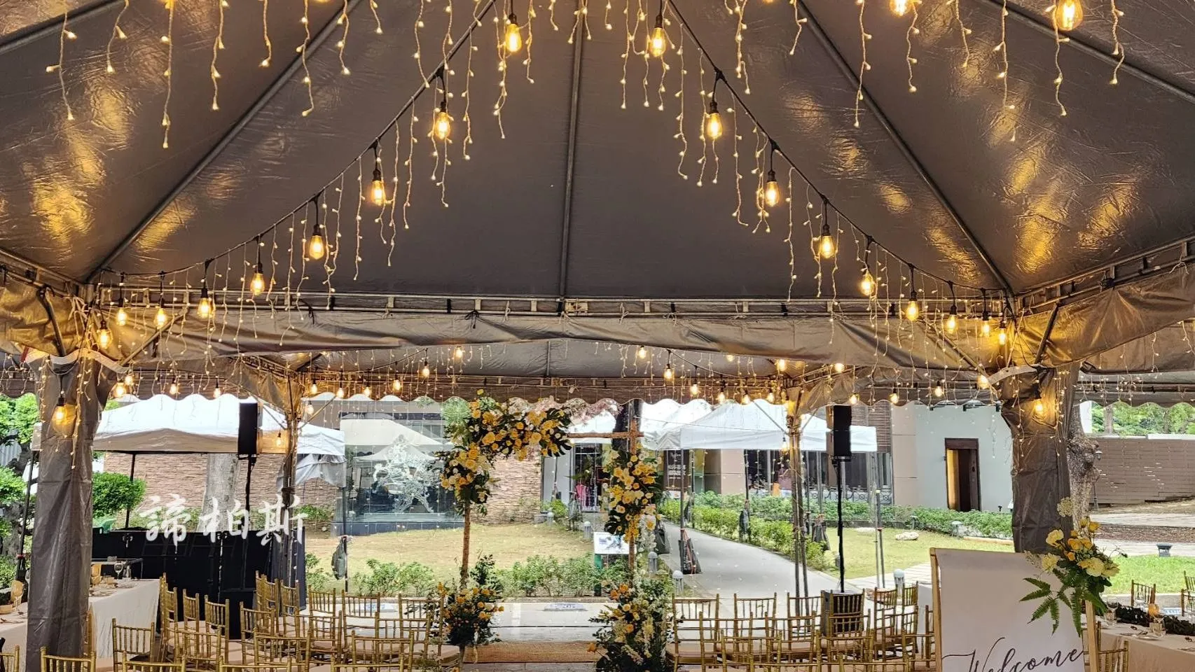 戶外婚禮遇到雨天帳棚內燈串紗幔佈置  