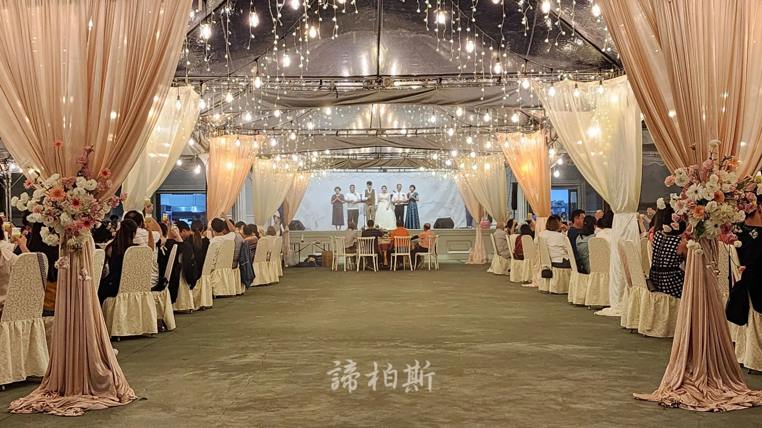 戶外婚禮遇到雨天帳棚內燈串紗幔佈置  