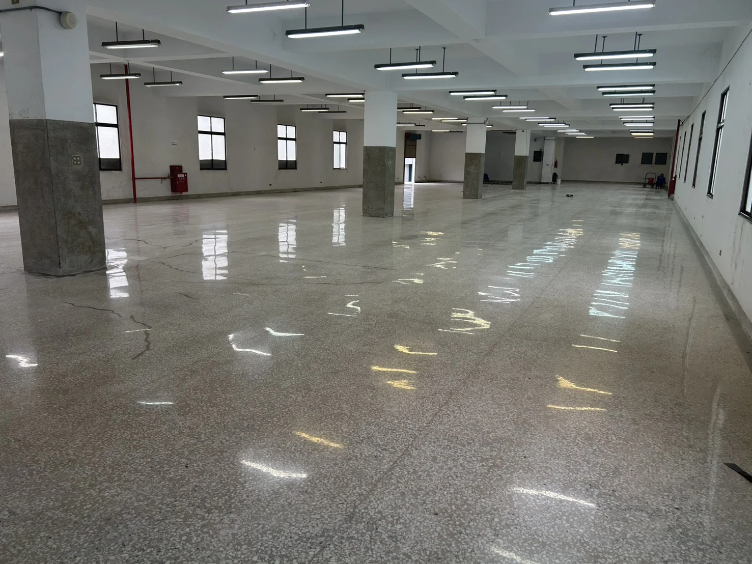 亞弘電科技股份有限公司-磨石子地坪舊翻新