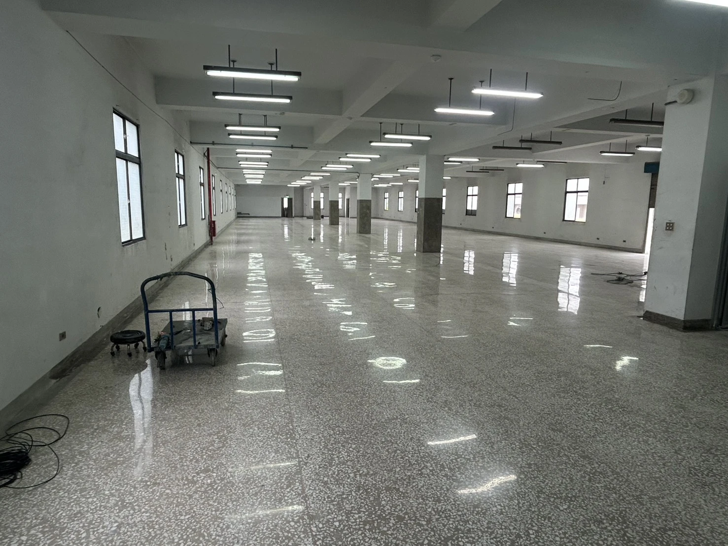 亞弘電科技股份有限公司-磨石子地坪舊翻新