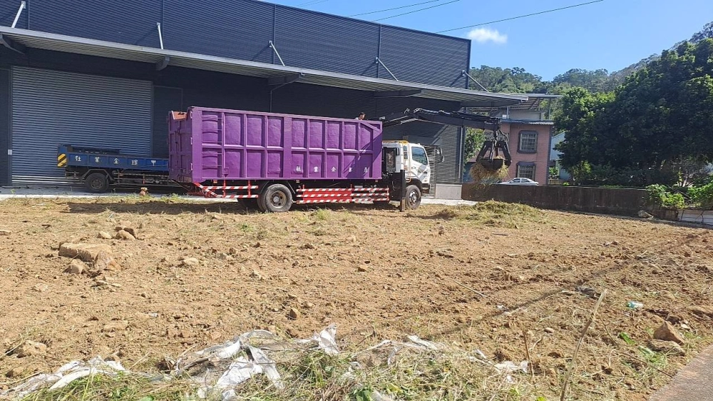 新竹新埔廠房空地雜草雜樹挖出作業