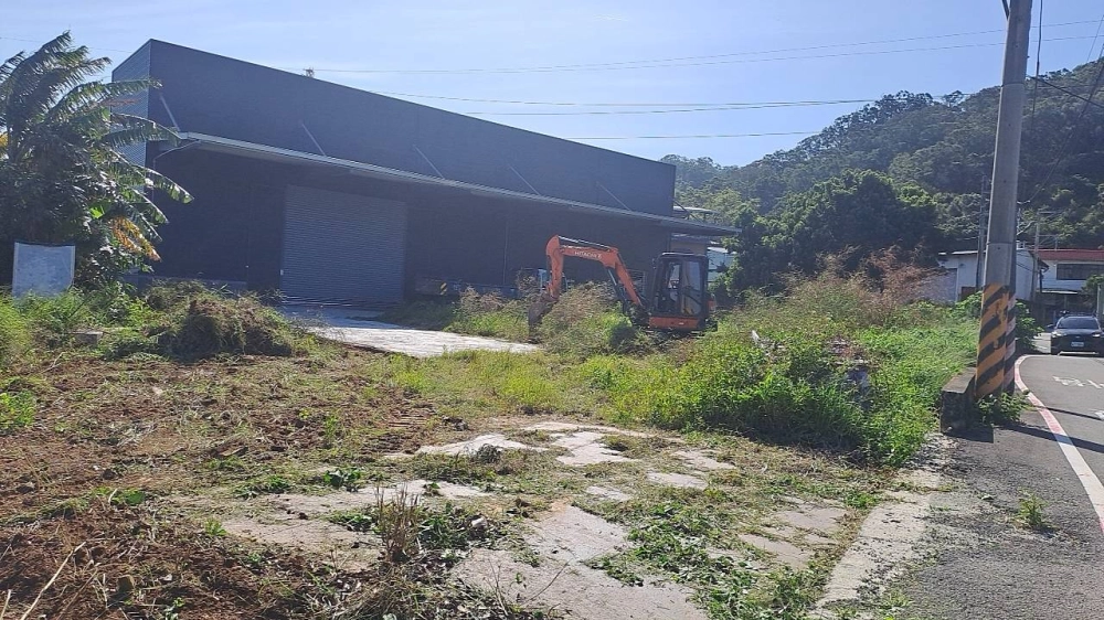 新竹新埔廠房空地雜草雜樹挖出作業
