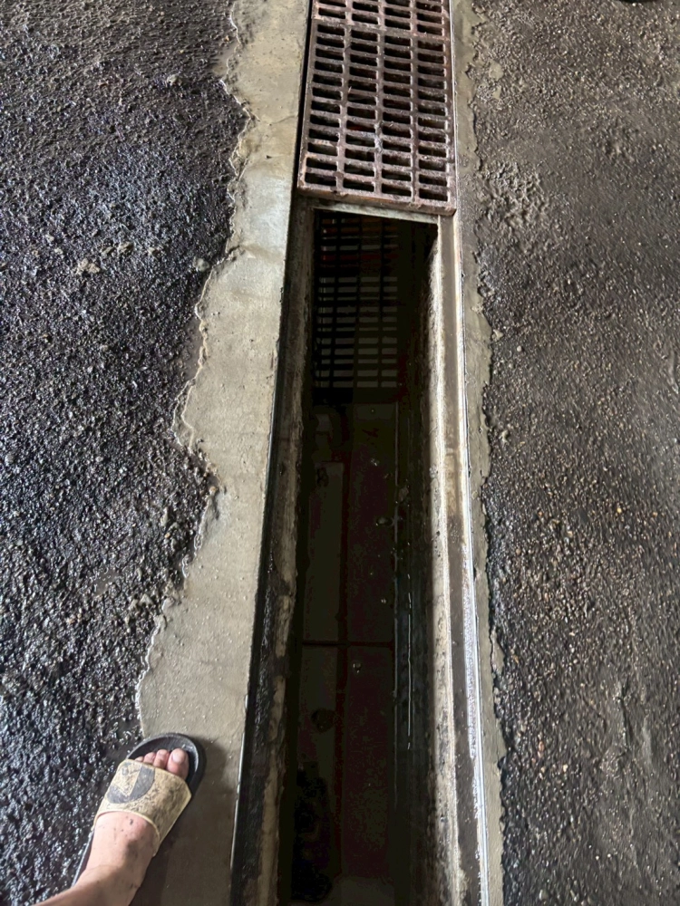 台中西屯區謝先生，地下停車場排水溝清淤泥