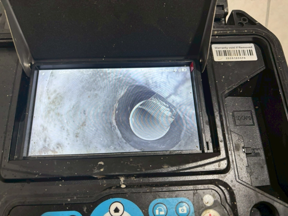台中市北區古先生排水管漏水，原因共用水管鄰居排水超過落水管造成水溢流過來