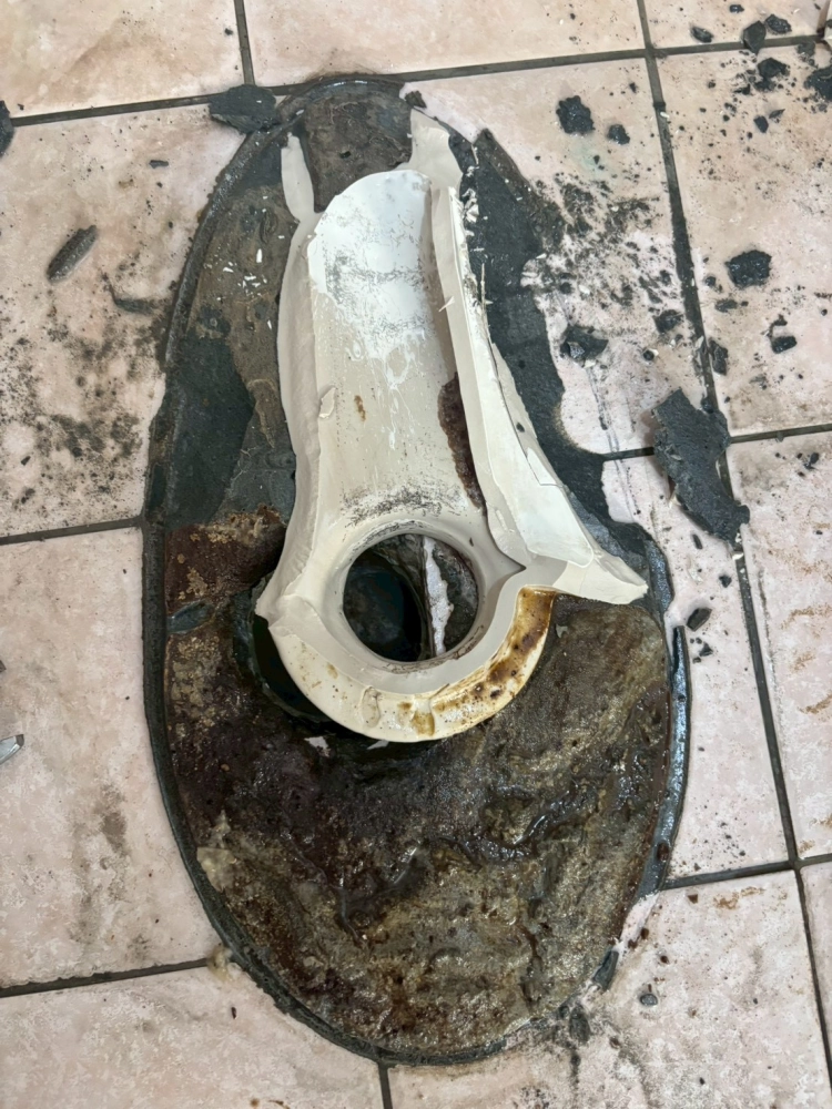 大雅區馬桶排水不順，原因安裝馬桶沒有將排水孔對準，更換馬桶