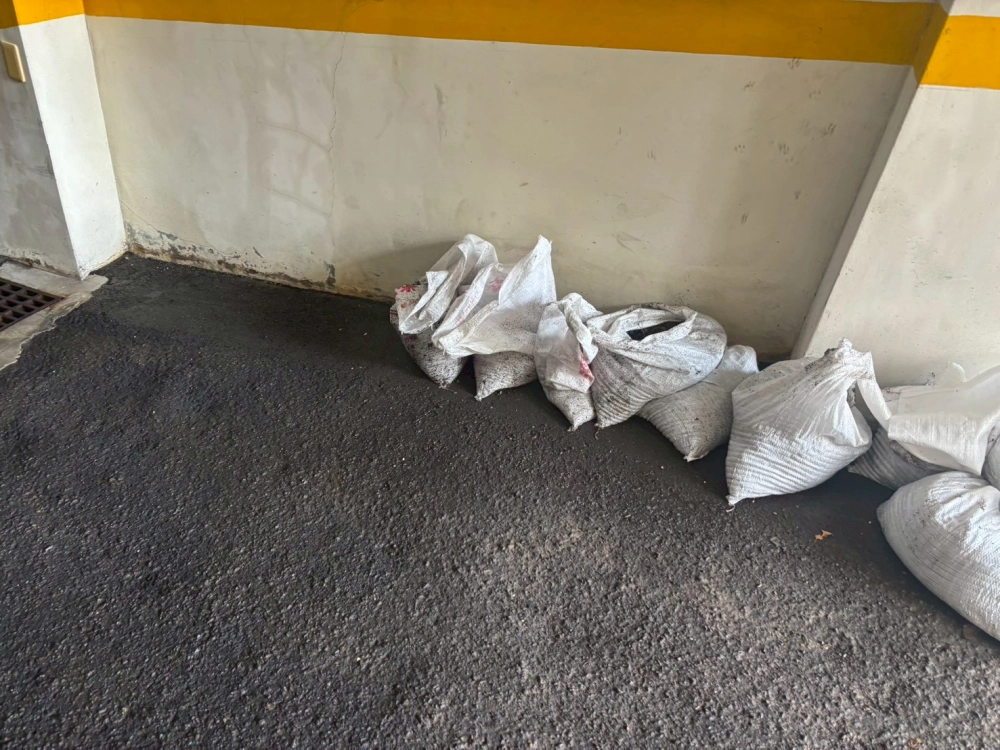 台中西屯區謝先生，地下停車場排水溝清淤泥
