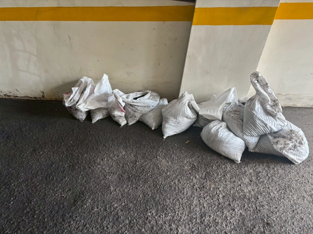 台中西屯區謝先生，地下停車場排水溝清淤泥
