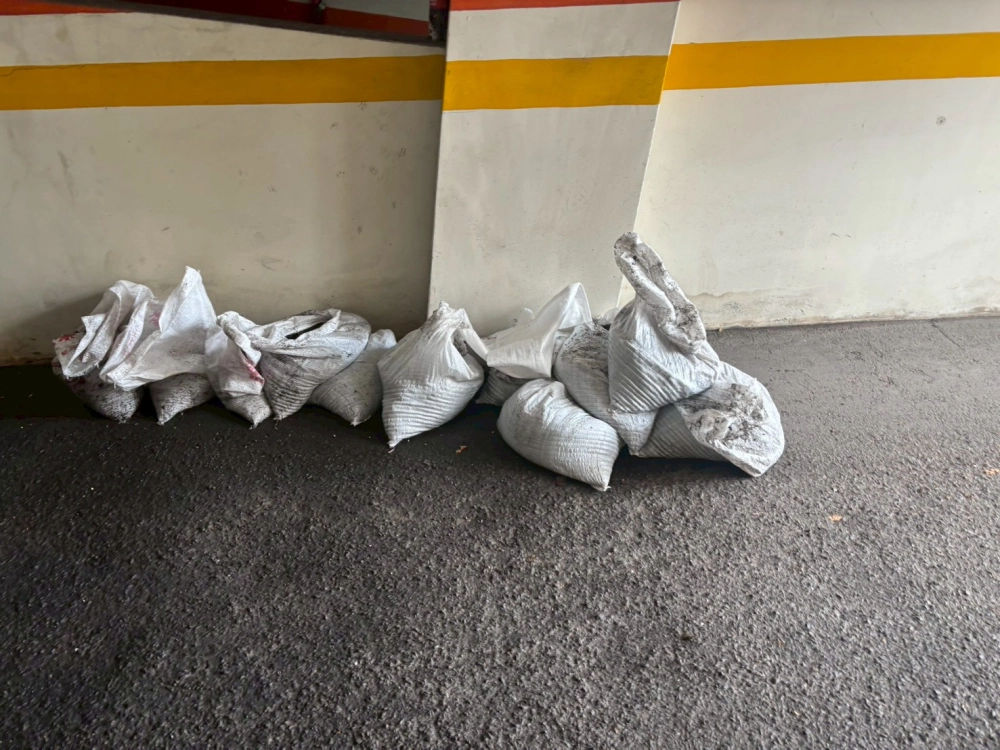 台中西屯區謝先生，地下停車場排水溝清淤泥