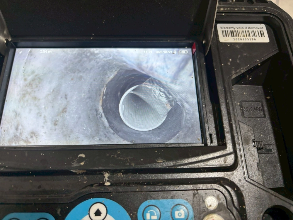 台中市北區古先生排水管漏水，原因共用水管鄰居排水超過落水管造成水溢流過來