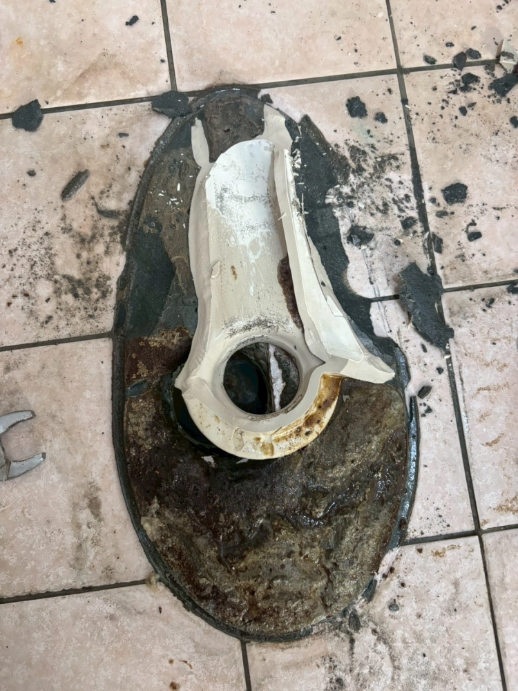 大雅區馬桶排水不順，原因安裝馬桶沒有將排水孔對準，更換馬桶