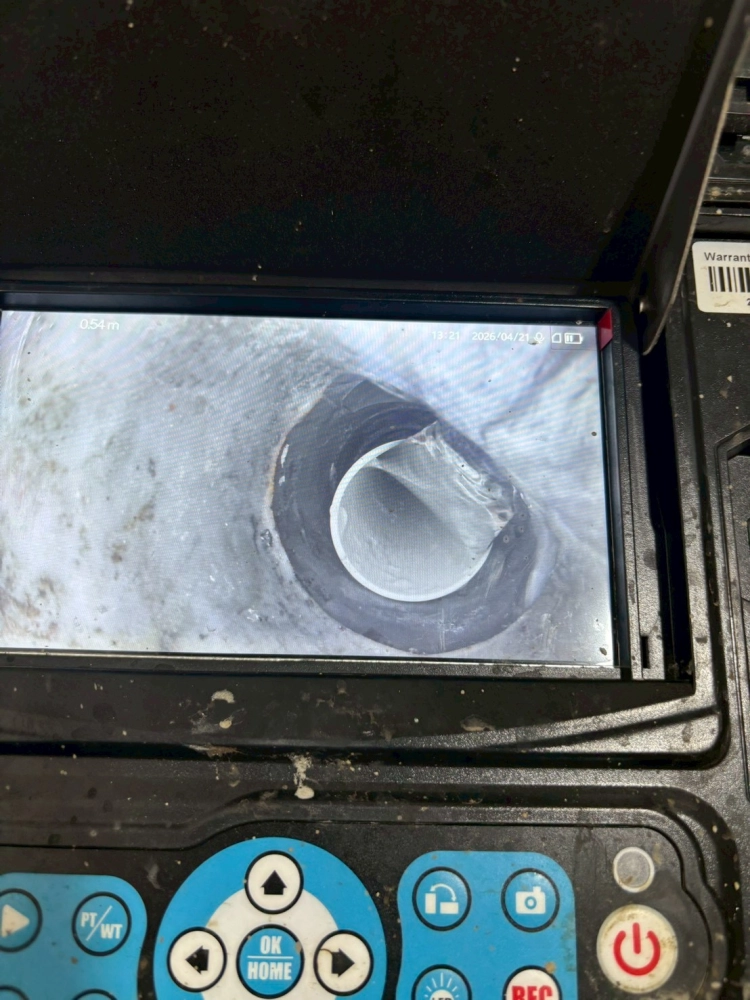 台中市北區古先生排水管漏水，原因共用水管鄰居排水超過落水管造成水溢流過來