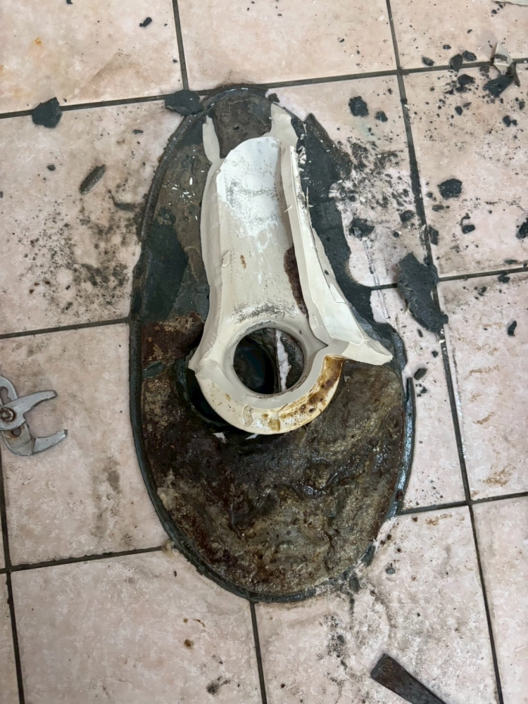 大雅區馬桶排水不順，原因安裝馬桶沒有將排水孔對準，更換馬桶