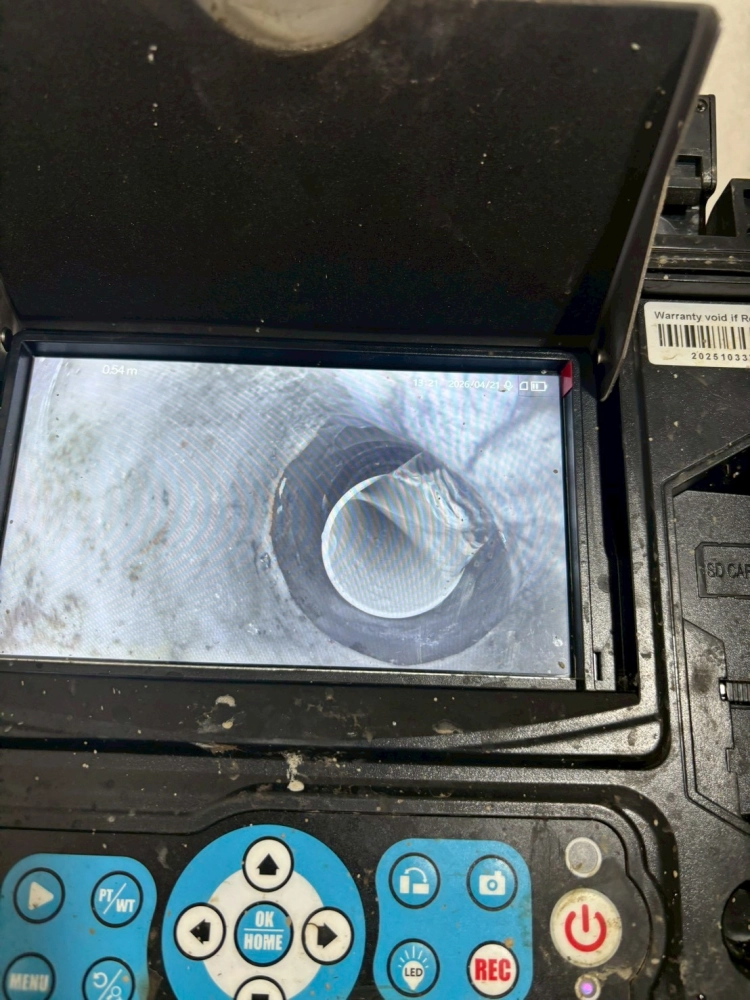 台中市北區古先生排水管漏水，原因共用水管鄰居排水超過落水管造成水溢流過來