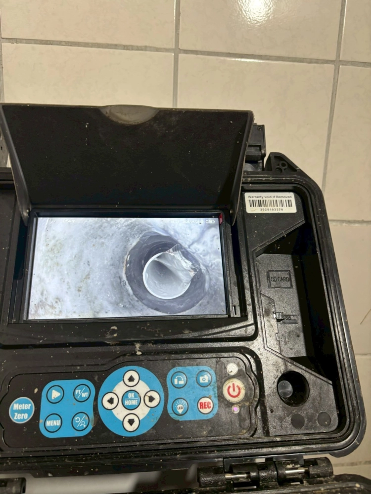 台中市北區古先生排水管漏水，原因共用水管鄰居排水超過落水管造成水溢流過來