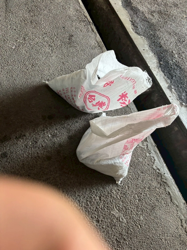 台中西屯區謝先生，地下停車場排水溝清淤泥