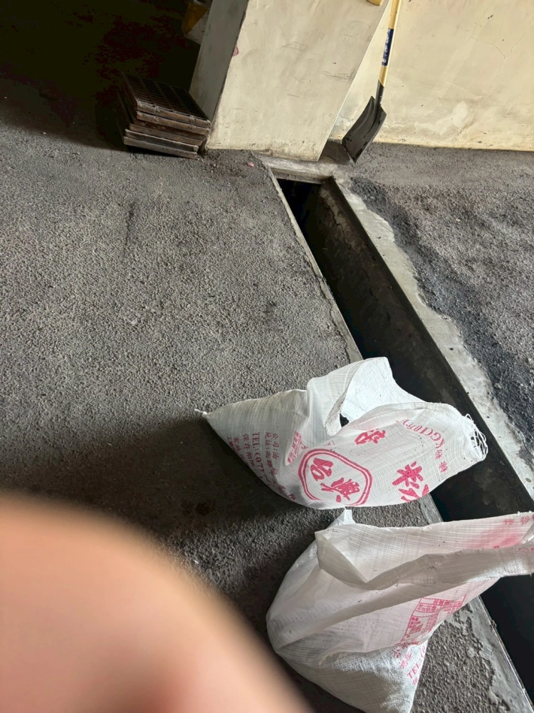 台中西屯區謝先生，地下停車場排水溝清淤泥