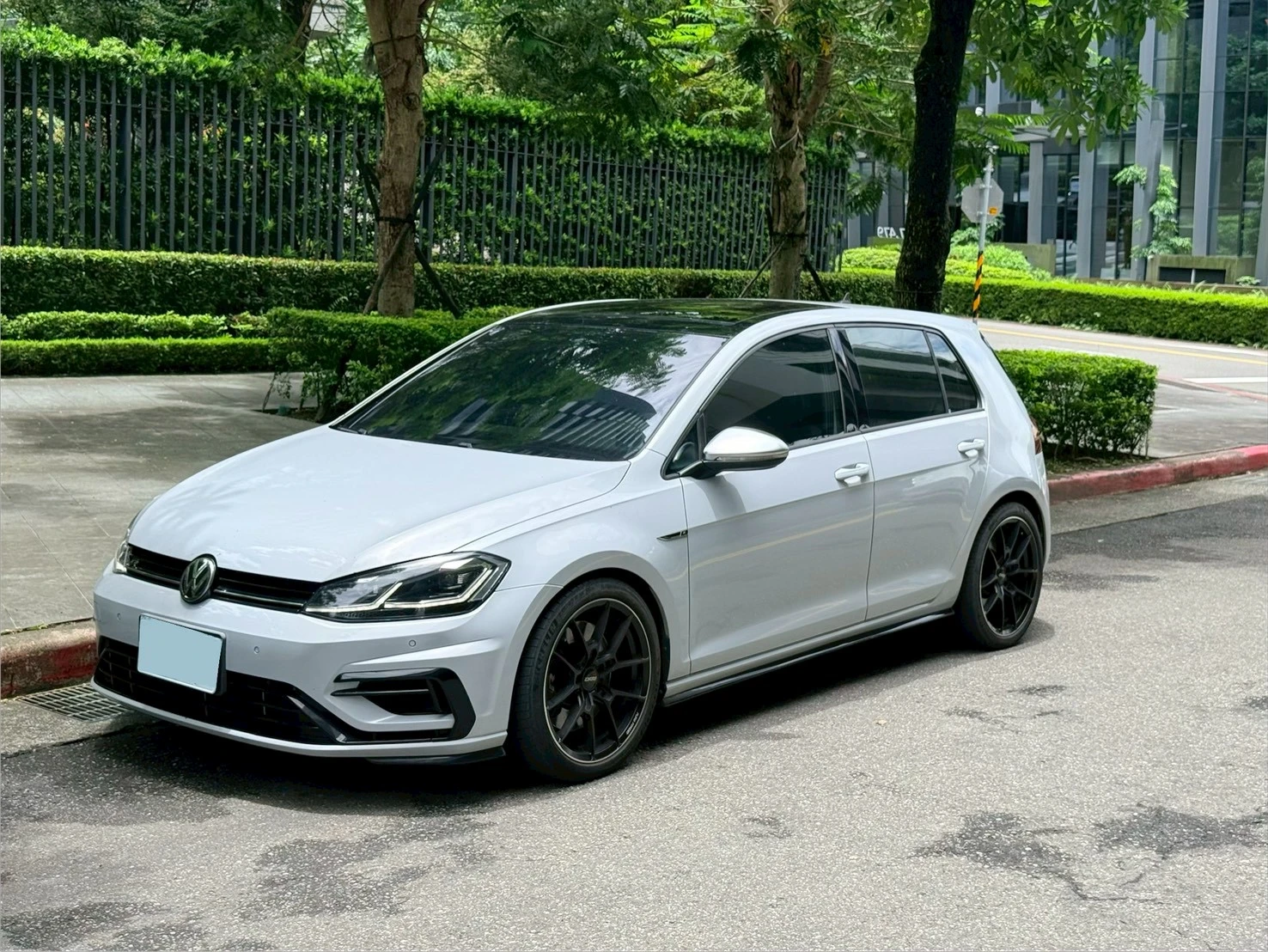 Volkswagen Golf R 