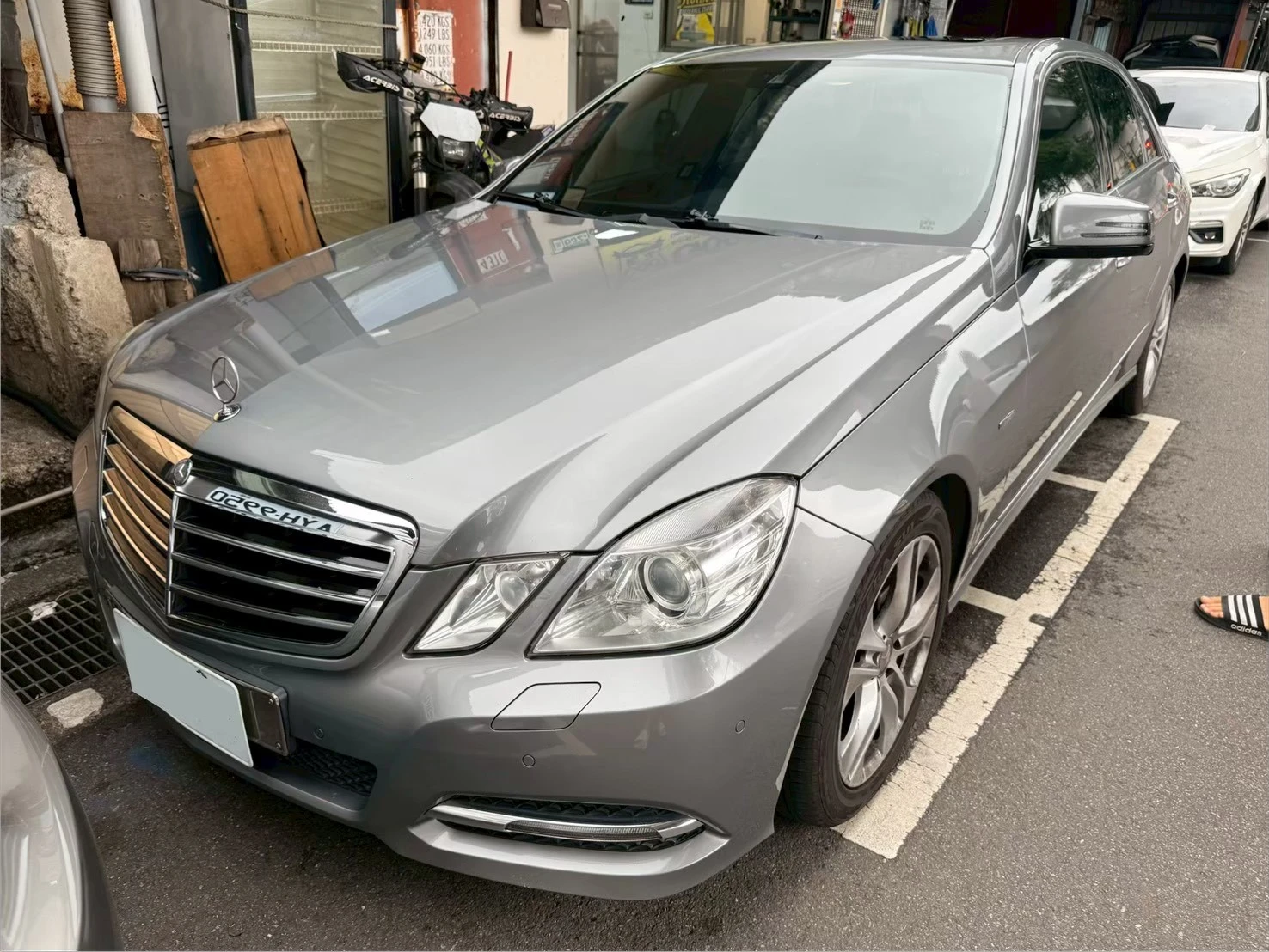 Mercedes-Benz E200 CGI 