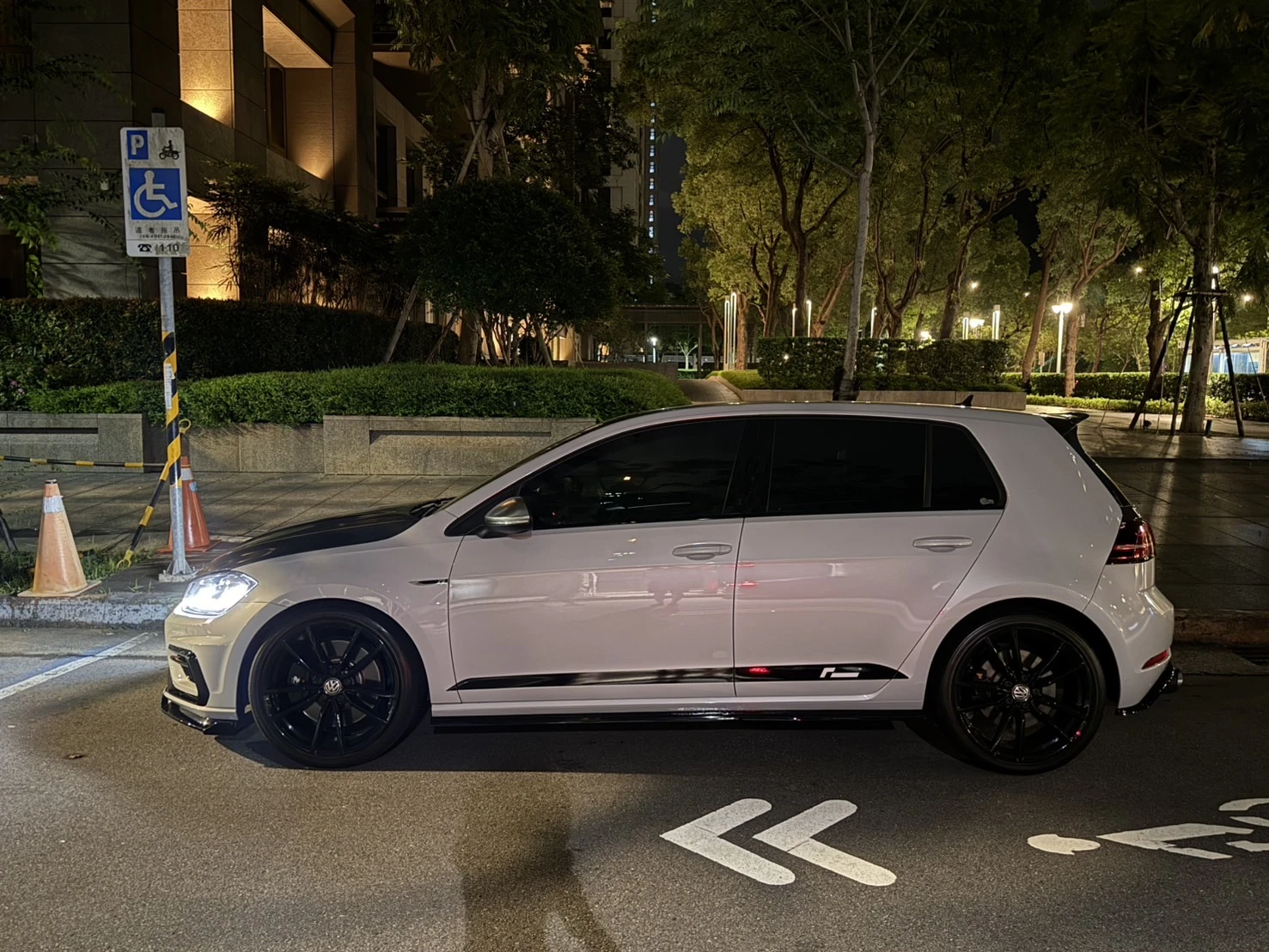Volkswagen Golf R 