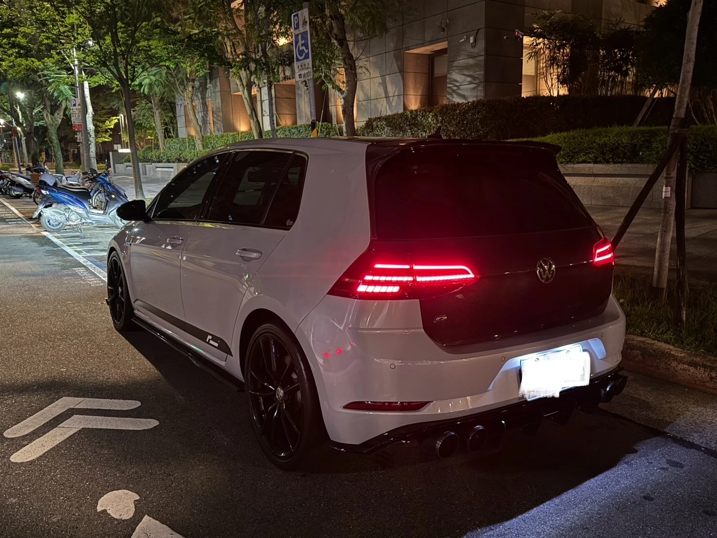 Volkswagen Golf R 