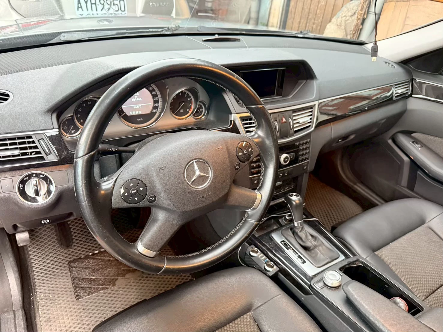Mercedes-Benz E200 CGI 